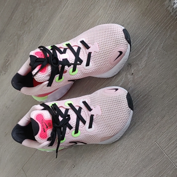Nike Shoes - Nike l Renew l Size 6.5 really comfortable beautiful color way